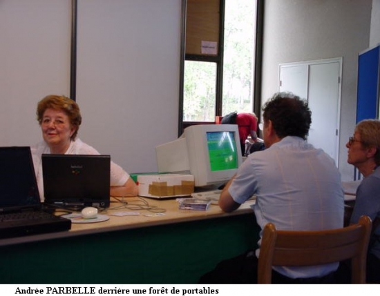 Andrée Parbelle derrière une forêt de portables