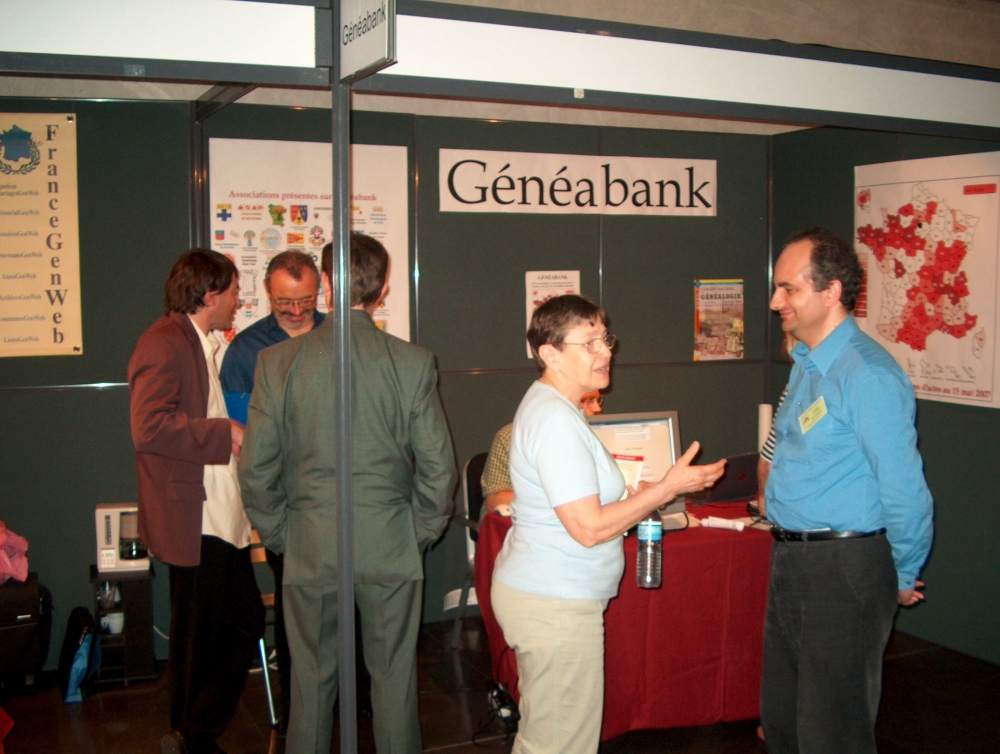 Fabrice Andrieux, président de l'EGMT, papote devant le stand Généabank