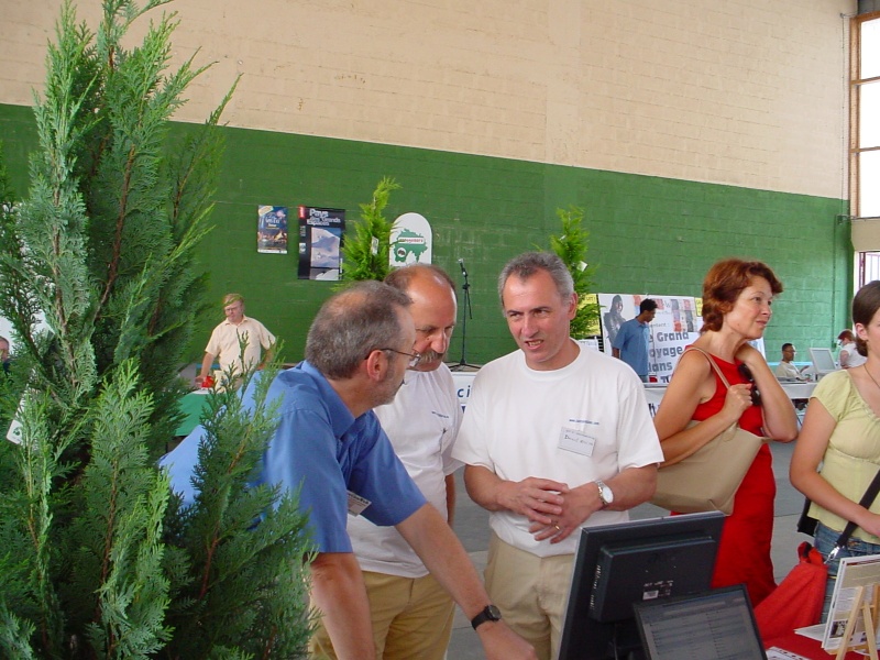 Jean-Louis (de dos) avec les bénévoles de Cantal Passion